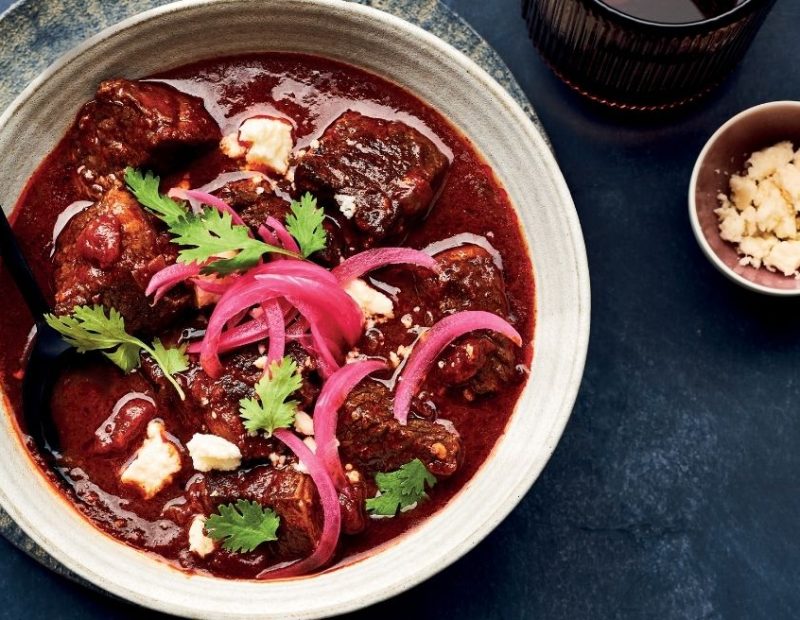 ACÉM COMPRIDO MARINADO EM PIMENTA DA TERRA, ESTUFADO COM CEBOLAS CURTIDAS