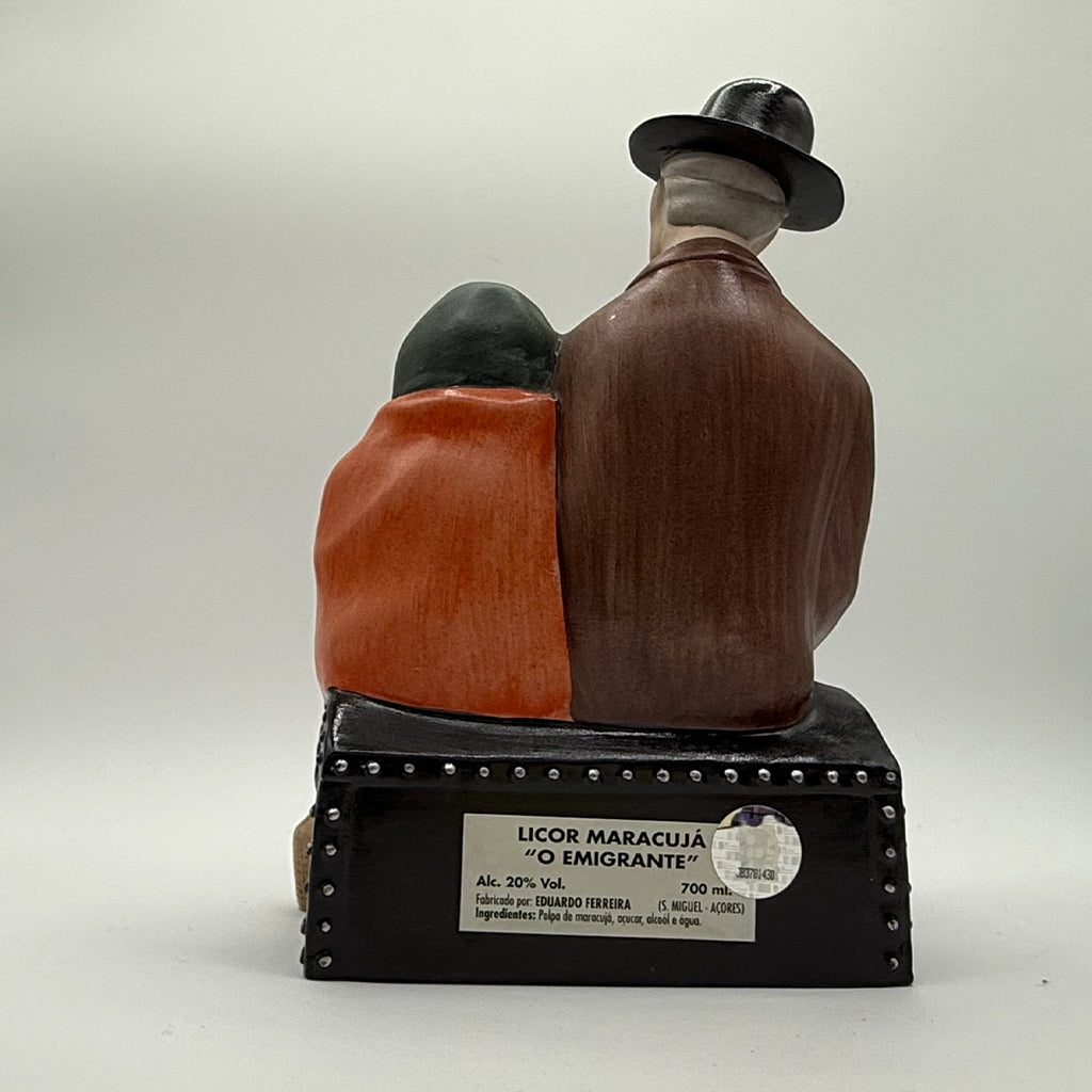 Emigrantes Miniatura Figura com Licor de Maracujá - Açores