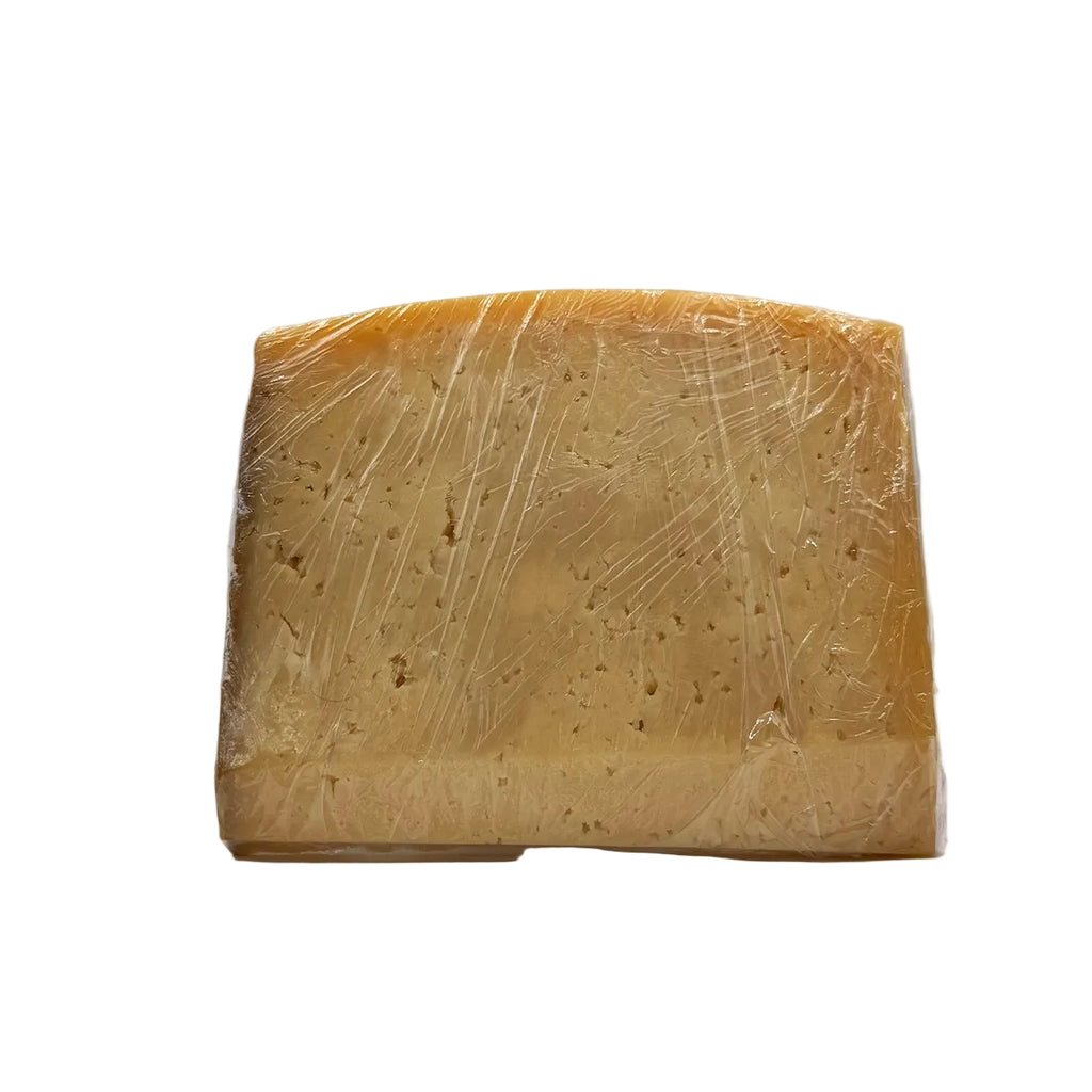 Queijo São Jorge cortado em loja queijo DOP tradicional dos Açores
