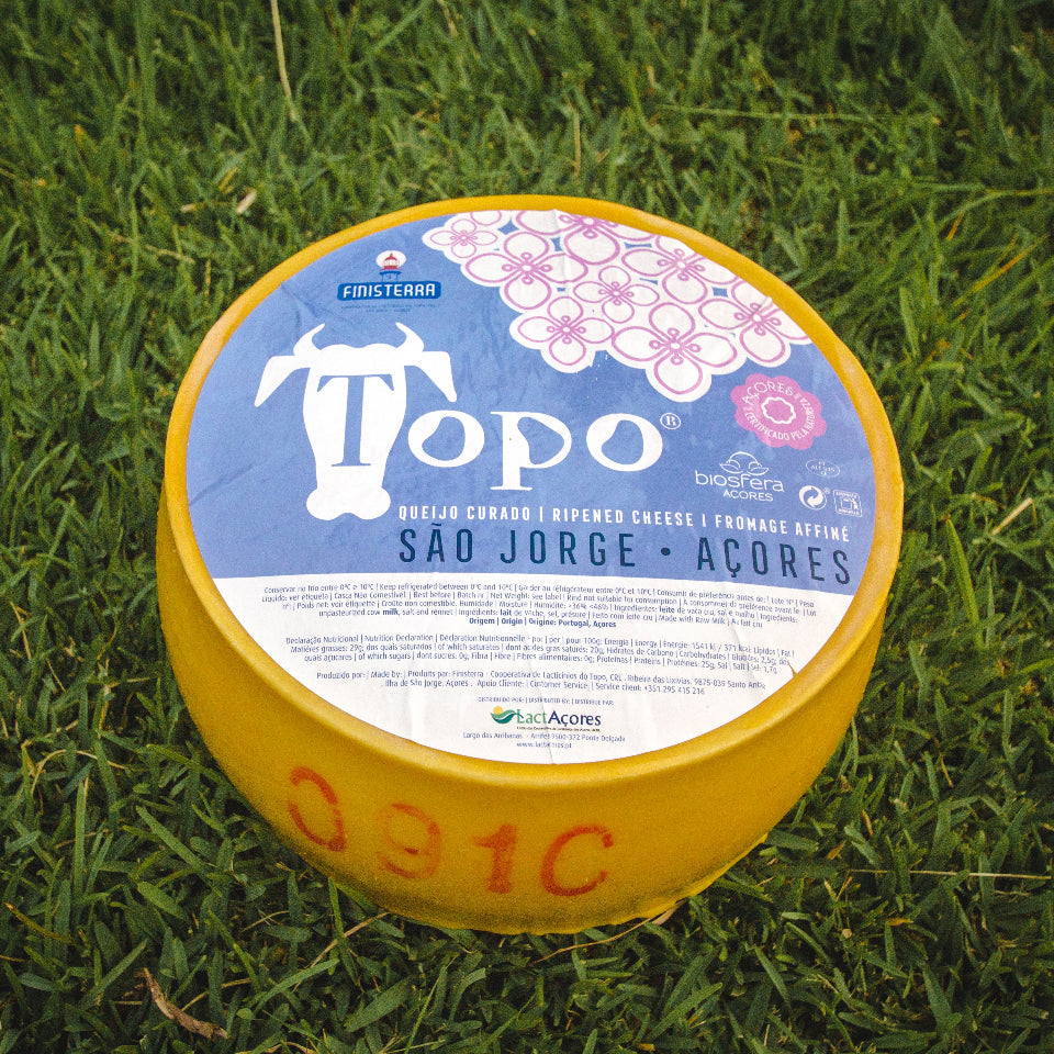 Queijo São Jorge cortado em loja queijo DOP tradicional dos Açores
